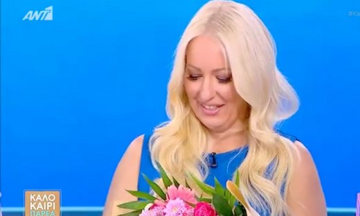 Αφροδίτη Γραμμέλη: Η ανθοδέσμη-έκπληξη on air για τη γιορτή της, ο μυστικός αποστολέας & η αμηχανία