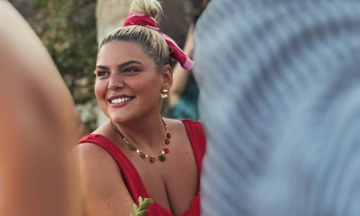 Η Δανάη Μπάρκα έγινε νονά: «Με μαγιό μέσα απ' τα ρούχα» - Το φωτογραφικό άλμπουμ της βάφτισης