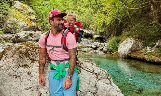 Πάρης Αλεξάνδρου: Πρώτη μέρα στο σχολείο και ο μπαμπάς Αλεξάνδρου «απ’ έξω να ακούει τη φωνούλα του»