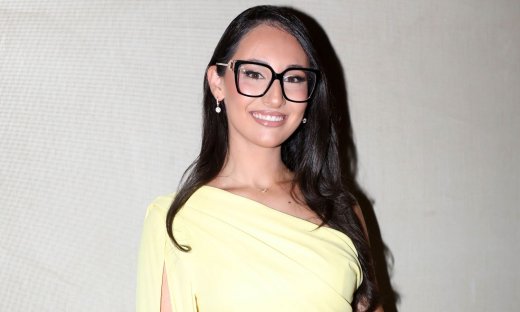 Klavdia: Η εντυπωσιακή εμφάνιση στο Ηρώδειο με κίτρινο φόρεμα