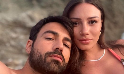 «Και κάπως έτσι γίναμε 3», γράφει η Σιμώνη και απαθανατίζει τον Γεωργίου να ταΐζει το μωρό τους