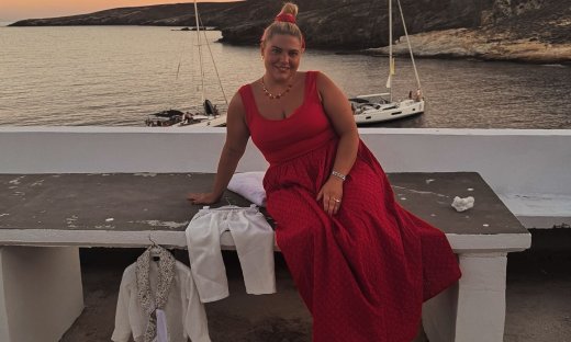 Δανάη Μπάρκα: Το γλέντι μετά τη βάφτιση τη βρήκε να χορεύει νησιώτικα ξυπόλυτη!