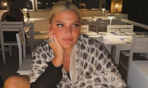 Δανάη Μπάρκα: Μετά από 27 μέρες στα νησιά γύρισε Αθήνα! Οι φωτό πριν την επιστροφή στο θέατρο Άλσος