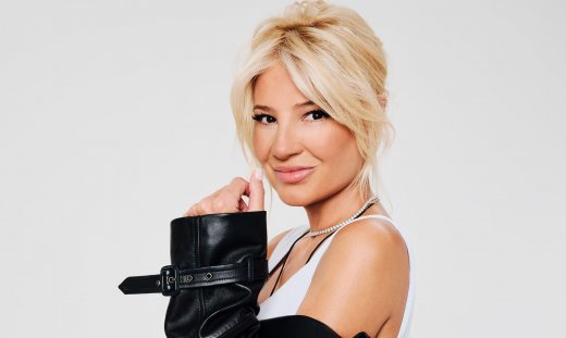 Φαίη Σκορδά: «Προσπαθούσε η γειτόνισσα να μου κουμπώσει το φόρεμα στη μέση του δρόμου»