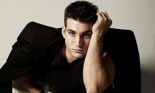 Γιώργος Κακοσαίος: Μιλά για την πίστη στον Θεό, τη σχέση με τη μητέρα του & την... Eurovision!