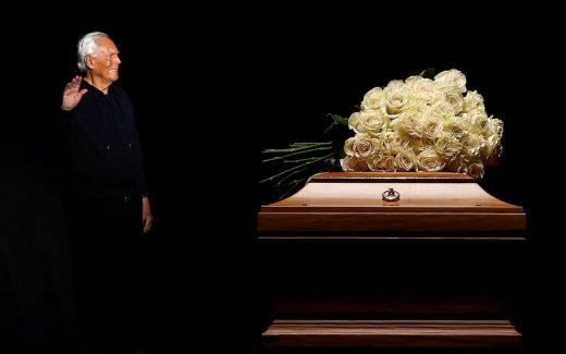 Αρμάνι: Η Ιταλία αποχαιρετά τον σπουδαίο μόδιστρο - Οι πρώτες εικόνες από την κηδεία