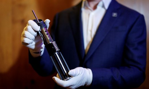 Star Wars: «Αστρονομικό» το ποσό που πουλήθηκε το αυθεντικό φωτόσπαθο του Darth Vader σε δημοπρασία!