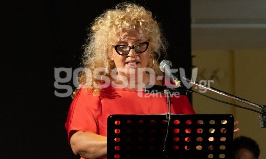 Αποκλειστικό - Αθηνά Καμπάκογλου: H συγκινητική αφιέρωση επί σκηνής στους αείμνηστους γονείς της