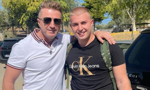 Βελισσάρης: Φαντάρος στην Καλαμάτα ο γιος του - Το τρικούβερτο γλέντι στο σπίτι & η συγκίνηση