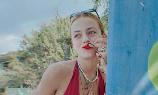 Γαία Μερκούρη: Πόζαρε με κόκκινο μπικίνι στην παραλία - Οι διακοπές της στην Κρήτη!