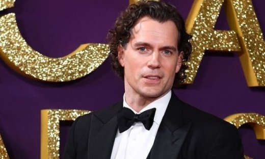 Χένρι Κάβιλ: Επιστροφή στην προπόνηση για το «Highlander» με νάρθηκα