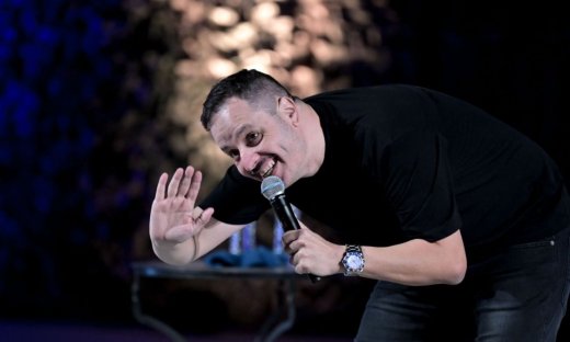 Τσουβέλας: Η εμφάνιση ιερέα στην παράσταση, το σάουντρακ του Ιησού από τη Ναζαρέτ & το Viral βίντεο