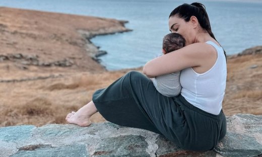 «Όλος ο κόσμος μου στην αγκαλιά μου»: Η Ευρυδίκη Βαλαβάνη πόζαρε μοναδικά αγκαλιά με τον γιο της