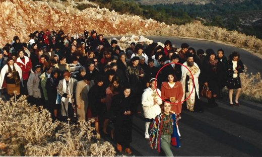 Γνωστή tv persona, σε εφηβική ηλικία σε ιερό προσκύνημα με τα πόδια για να… βρέξει! Συλλεκτική φωτό