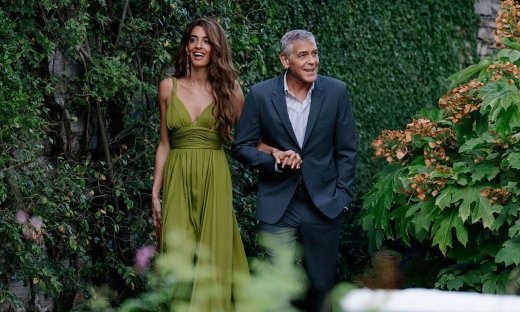 Τζορτζ και  Αμάλ Κλούνεϊ ποζάρουν στην εξωπραγματικά εντυπωσιακή βίλα τους στη λίμνη Κόμο