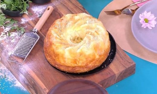 Ο Πέτρος Συρίγος έφτιαξε τυρόπιτα σουφλέ σε φόρμα για κέικ & θα τη λατρέψεις!