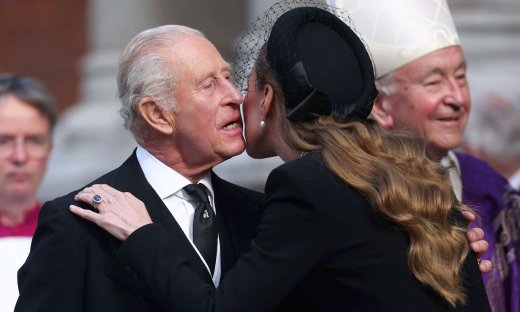 Ο Κάρολος ο 1ος βρετανός μονάρχης εδώ & 4 αιώνες που παρέστη σε Καθολική κηδεία - Το φιλί στην Κέιτ