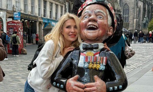 Ελένη Μενεγάκη: Μοναδικά στιγμιότυπα από το ταξίδι στο Εδιμβούργιο για τη Λάουρα Λάτσιου