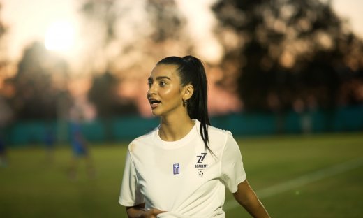 Η Αναστασία έπαιξε μπάλα με παλαίμαχους ποδοσφαιριστές και απογείωσε τη Θεσσαλονίκη με το live της