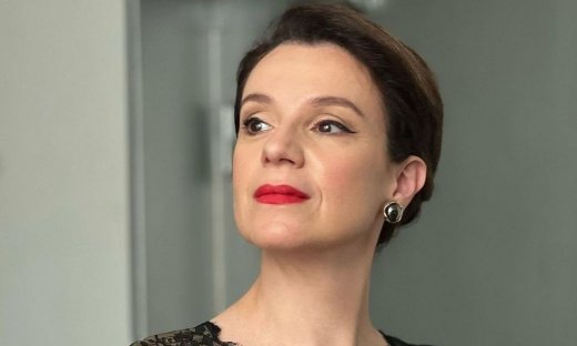 Τρικαλιώτη: Η τηλεοπτική Θεοδώρα & η σπάνια αναφορά στην κόρη της: Προσπαθώ να κατεβάσω τους τόνους