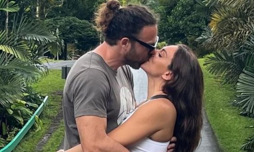 Γρηγόρης Μόργκαν: Το βίντεο με την Βαλαβάνη στην παραλία αγκαλιά με τον 2 μηνών γιο τους