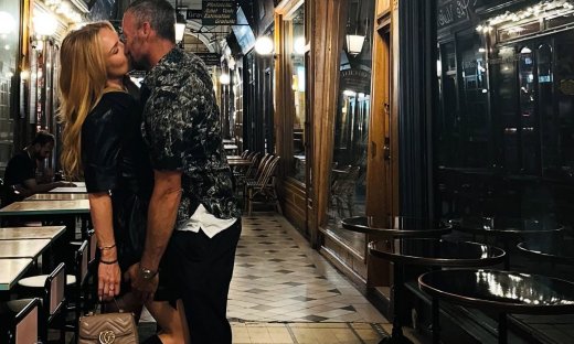 Ασυγκράτητο το ζευγάρι! Τα παθιασμένα φιλιά 52χρονου ηθοποιού με τη σύντροφό του στη μέση του δρόμου