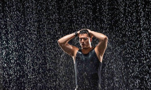 Γιώργος Κακοσαίος: Με sexy dark διάθεση στο νέο του video clip «Ούτε εχθροί ούτε φίλοι»