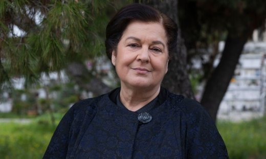 Porto Leone – Στέλλα Γκίκα: Η μαμή που ξέρει όλα τα μυστικά της Τρούμπας & ο ρόλος–έκπληξη στη σειρά