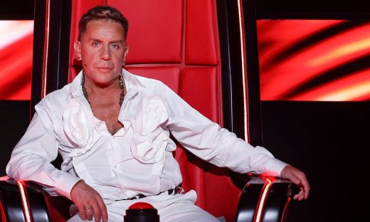 The Voice-Μαζωνάκης: Η πρώτη εμφάνιση μετά τον εγκλεισμό, το παρατεταμένο χειροκρότημα & η αγκαλιά