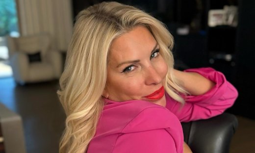 Ελένη Μενεγάκη: Ποζάρει με κατακόκκινο κραγιόν και νάζι στον φακό! Οι νέες φωτό της