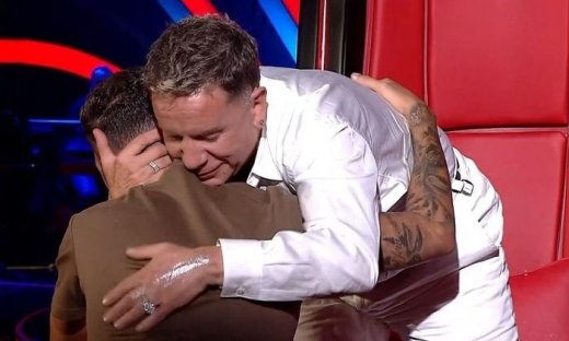 «Λύγισε» στο The Voice: H ζεστή αγκαλιά του Μαζωνάκη σε διαγωνιζόμενο που αποκλείστηκε & η συγκίνηση