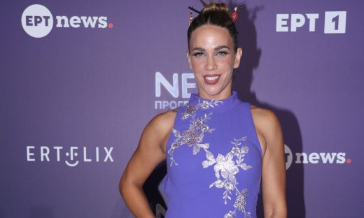 Πρώτη επίσημη για την Κατερίνα Στικούδη στην ΕΡΤ – Η λαμπερή εμφάνιση στην παρουσίαση προγράμματος