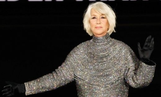 Η Έλεν Μίρεν «μάγεψε» το Παρίσι στην Εβδομάδα Μόδας, στα 80 της χρόνια!