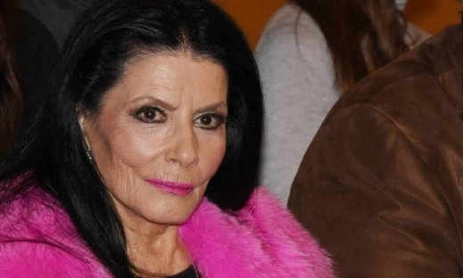 Σαπουντζάκη: Ενοχλημένη με τα δημοσιεύματα που τη θέλουν κατάκοιτη- Δείτε την να κολυμπά στην πισίνα