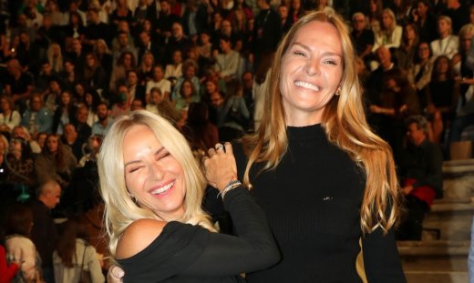 Μπεκατώρου –Μπόσνιακ: Η εμφάνιση στη συναυλία του Ρέμου, το twin look και η φιλία που κρατάει χρόνια