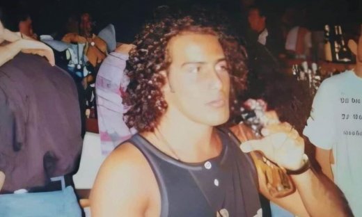 Όλοι ψάχνουν να βρουν ποιος είναι-Σε νεαρή ηλικία με μακριά μαλλιά ο παρουσιαστής που σήμερα σαρώνει