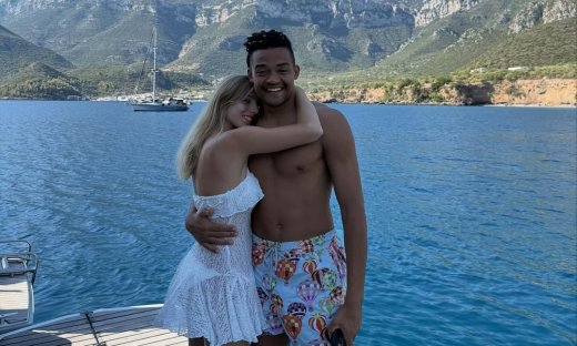 Ερωτευμένος ο Εμμανουήλ Καραλής - Απολαμβάνει το φθινόπωρο στην αγκαλιά της Αναστασίας Μαγαλιού!