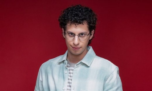 Βαγγέλης Δαούσης: Νιώθω ότι η κωμωδία με γεμίζει αλλά με ενδιαφέρει και η εξερεύνηση άλλων ειδών