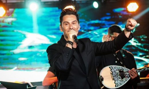 Θανάσης Βασιλάκος: Επέστρεψε στη νυχτερινή Αθήνα και ξεσηκώνει με τις εμφανίσεις του