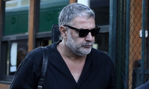 Κατέφθασε στην Ευελπίδων ο Βασίλης Μπισμπίκης - Η αντίδρασή του όταν είδε τους δημοσιογράφους