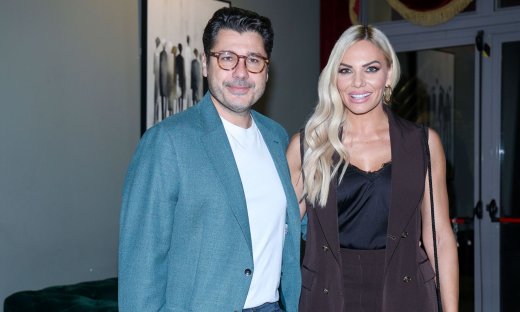 Εντυπωσιακή εμφάνιση για τη Μαλέσκου με chic κοστούμι – Στο πλευρό της ο Λάμπρος Κωνσταντάρας