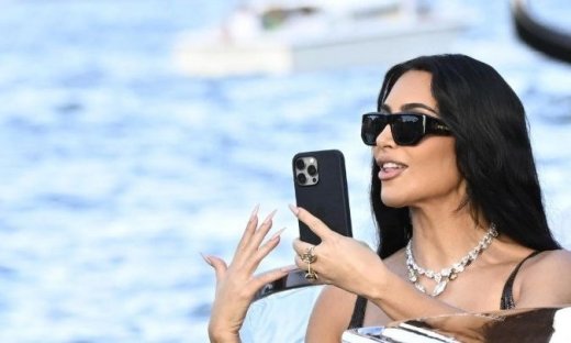 Κυκλοφόρησε το τρέιλερ του «All's Fair» με τις Γκλεν Κλόουζ, Kιμ Καρντάσιαν και Ναόμι Γουότς