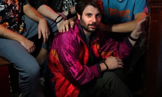 Πάρης Σκαρτσολιάς: Σε αυτή τη θεατρική παράσταση θα δεις τον Μανωλάκη από το Καφέ της Χαράς