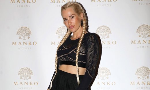 Δύσκολες ώρες για τη Βικτώρια Καρύδα - Η ανατριχιαστική φωτό πάνω από το φέρετρο της μαμάς της