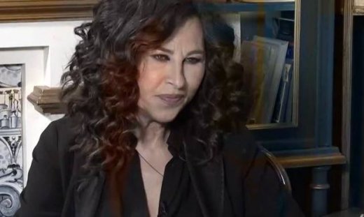 Αρβανιτάκη: Το cozy σπίτι της με τα ξύλινα πατώματα, τα χαλιά & η πόζα στο χριστουγεννιάτικο δέντρο