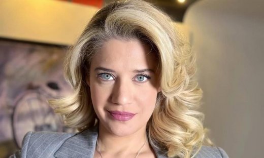 Τζένη Θεωνά: Το τρυφερό στιγμιότυπο με τον πατέρα της να κρατά αγκαλιά τον νεογέννητο γιο της