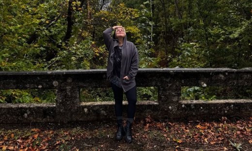 Δανάη Μπάρκα: Ποζάρει topless στις φθινοπωρινές διακοπές της