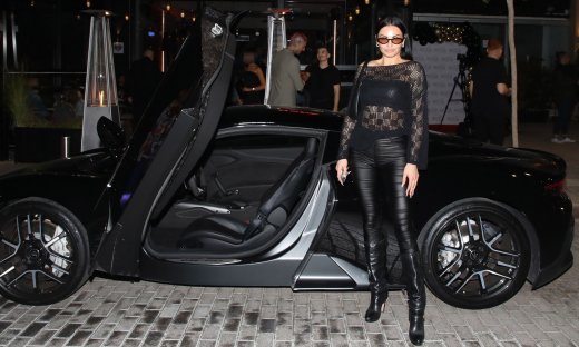 Δήμητρα Αλεξανδράκη: Πόζαρε μπροστά σε μαύρο supercar - Η εμφάνιση που συζητήθηκε!