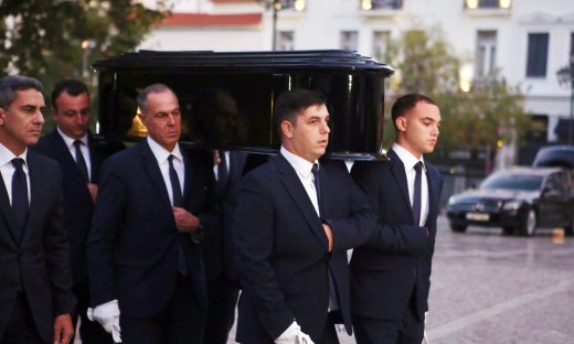 Διονύσης Σαββόπουλος: Συγκίνηση στη Μητρόπολη Αθηνών - Η Ελλάδα τον αποχαιρετά με χειροκροτήματα