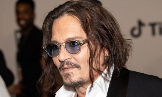 Ο Τζόνι Ντεπ γίνεται Εμπενίζερ Σκρουτζ